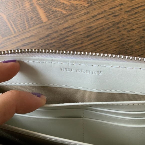 BURBERRY Authentic Patent Leather Cream White Large Zip Around Women’s Wallet - Picture 10 of 16